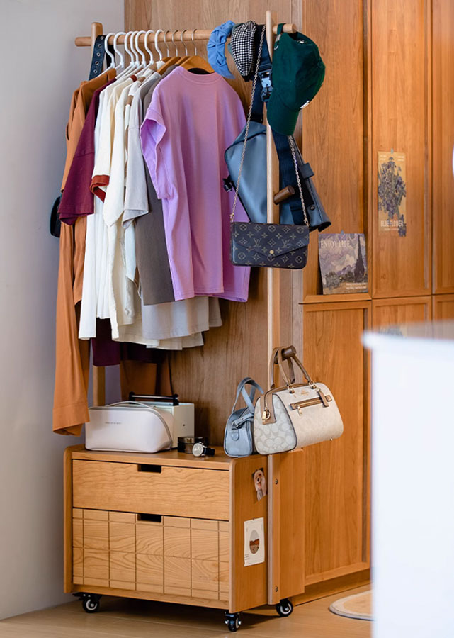 Roues Solid Wood Clothes Rack with Drawers and Wheels