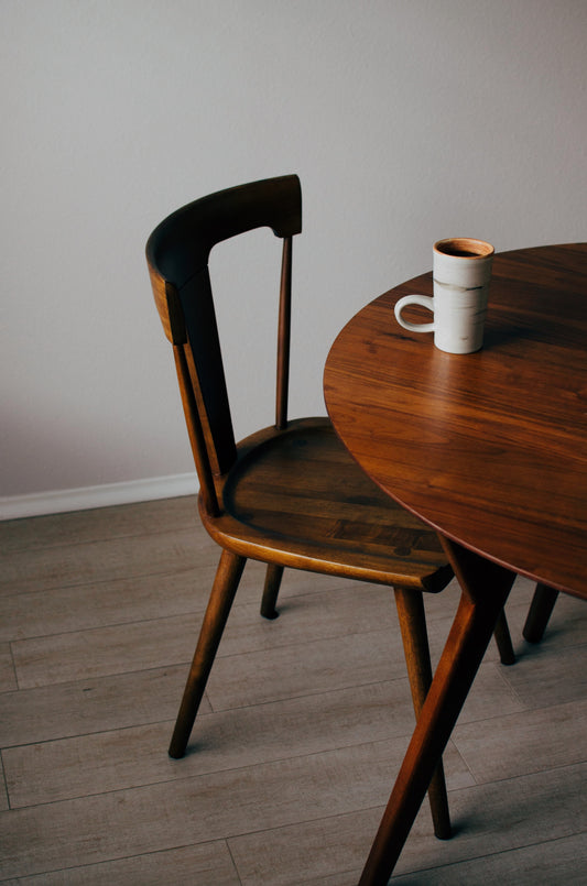 How to Choose a Dining Table: Round VS Long Tables