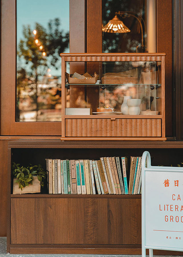 Fimbria Solid Wood Tabletop Display Case